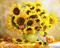 Букет подсолнухов в вазе и персики