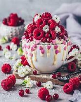 Десерт в чашке со свежей малиной