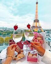 Без бренда «Свидание на фоне Эйфелевой башки» в Астрахане 