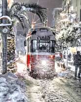 Трамвай на заснеженной улице