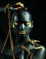 Без бренда «Девушка в черно-золотом макияже» в Астрахане 