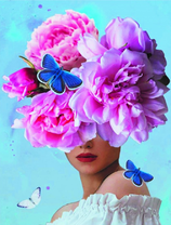 Девушка с большими цветами на голове