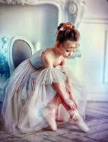 Маленькая балерина готовится к выступлению